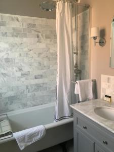 a bathroom with a bath tub and a sink at Balham Lodge in London