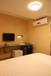 TV a/nebo společenská místnost v ubytování Motel Xiamen Railway Station