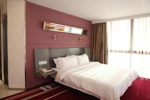 Postel nebo postele na pokoji v ubytování Motel Xiamen Railway Station