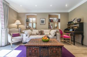 a living room with a couch and a table at Waldruhe - Bett, Frühstück & ein Lächeln in Bad Aussee