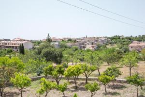 Blick auf eine Stadt mit Bäumen und Gebäuden in der Unterkunft Can Gallu - Adults Only. in Moscari