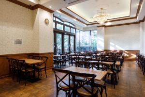 eine Reihe von Tischen und Stühlen in einem Restaurant in der Unterkunft Five Hotel Osaka in Osaka