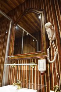 Hansa Apartment في تارتو: حمام به مجفف شعر ومرآة