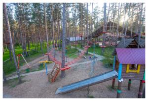 トリヤッチにあるMotel Vosymaya Milyaの遊び場付き公園