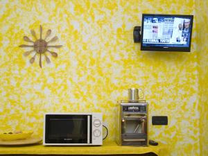 Μια τηλεόραση ή/και κέντρο ψυχαγωγίας στο Bed & Breakfast La Rosa dei Venti