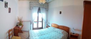 - une chambre avec un lit et une fenêtre dans l'établissement Agriturismo Zì Carmine, à Agerola