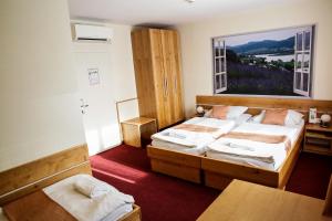 Hotel Tabor Maribor في ماريبور: غرفة نوم بها سريرين ونافذة