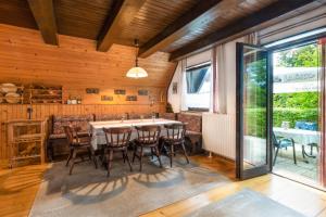 a kitchen with a table and chairs in a room at Hugo's House in Rakitna
