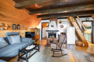 a living room with a couch and a fireplace at Hugo's House in Rakitna