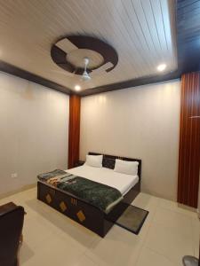 a bedroom with a bed and a ceiling at Malti palace in Sāgar