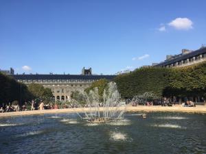 een fontein in een vijver voor een gebouw bij Studio Aboukir in Parijs