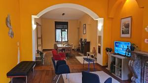 a living room with orange walls and red chairs at Charlemagne house in Liège