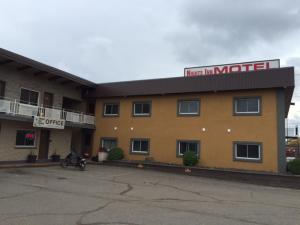 un hotel en medio de un estacionamiento en Nights Inn Motel, en Thunder Bay