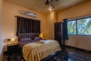 una camera da letto con un letto e una grande finestra di Breezenx a Kīhīm