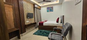 a hotel room with a bed and a tv at Hotel DC in Bacha