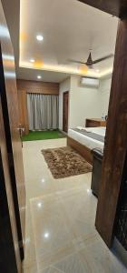 a bedroom with a bed and a rug on the floor at Hotel DC in Bacha