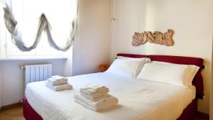 ミラノにあるItalianway-Fiori Chiariのベッドルーム1室(タオル付)