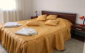 Giường trong phòng chung tại Club Topaz Apartments +70 ảnh