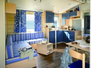 Quest en France Holidays - Mobile home at Jard sur Merにあるラウンジまたはバー