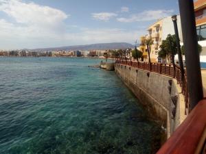 una vista de un cuerpo de agua desde un edificio en Rincón Mirador Risco Verde, en Arinaga