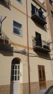 un edificio con 2 balcones y una puerta en Apartment24 by Palermo Inn Group, en Palermo