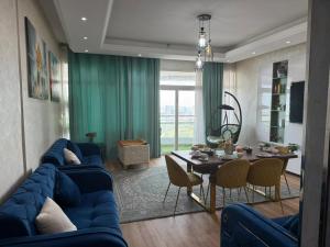 a living room with a blue couch and a table at الهورايزون in Ajman 