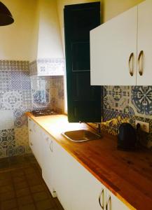 オンダラにあるCasona Villa Paquita - Lujosa Villa de 1913のシンクとカウンタートップのあるキッチン
