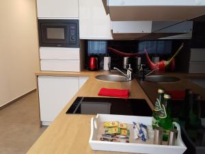 Kuchyňa alebo kuchynka v ubytovaní Apartamenty Wierzbowa 5