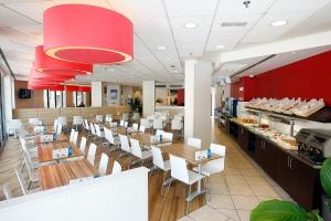 Restaurant o un lloc per menjar a Travelodge Barcelona Poblenou