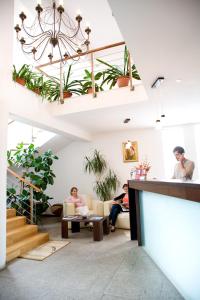 錫比烏的住宿－Rubin，天花板上种有植物的客厅