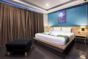 Un pat sau paturi într-o cameră la Memory Patong - SHA Certified