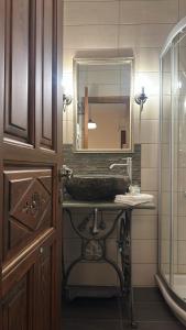 a bathroom with a sink and a mirror at Αρχοντικό Μελλιώ Άγιος Λαυρέντιος in Agios Lavrentios +102 photos