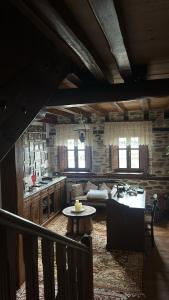 a kitchen with a table in the middle of a room at Αρχοντικό Μελλιώ Άγιος Λαυρέντιος in Agios Lavrentios