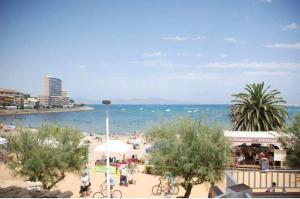 a view of a beach with people and the ocean at Frente Mar in L'Escala