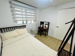 a bedroom with a bed and a desk and a window at 하우스 The 쉼 in Suwon