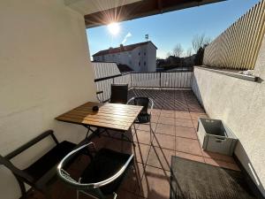 a balcony with a table and chairs on a roof at XL Apartment Rödermark 4SZ in Rödermark