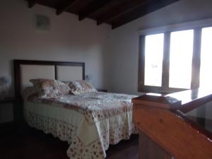 une chambre avec un lit et une fenêtre dans l'établissement Cabaña El Tigre, à Tandil 34 autres photos