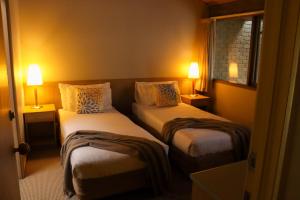 two beds in a room with two lamps at Gipsy Point Lakeside in Gipsy Point +46 photos