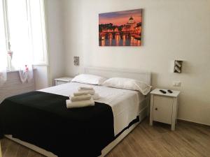 - une chambre avec un lit et des serviettes dans l'établissement Sweet Roman Dream, à Rome