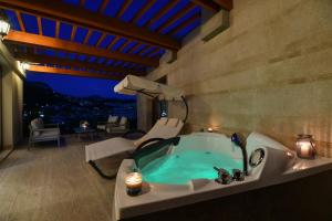 a bathroom with a jacuzzi tub in a room at Apart hotel KATUNJANIN in Herceg-Novi