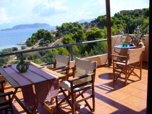 ポルト・ヘリにあるVilla Alti Porto Cheliの海を望むバルコニー(テーブル、椅子付)