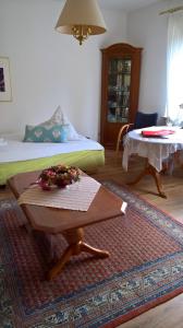 ein Wohnzimmer mit einem Bett und einem Couchtisch in der Unterkunft Nordsee in Papenburg