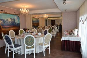 ein Esszimmer mit weißen Tischen und Stühlen in der Unterkunft Rubin in Sibiu