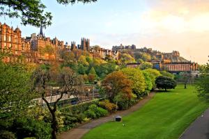 uma vista para o palácio de minster a partir dos jardins do castelo de windsor em Edinburgh West Side Hostel em Edimburgo