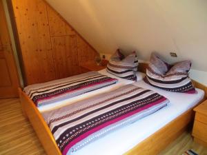 A bed or beds in a room at Ferienwohnungen Bauernhof Schilcher