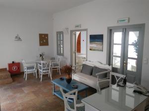 TV a/nebo společenská místnost v ubytování Roussos Beach Hotel