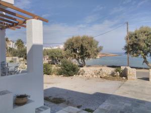 Патио или другая зона на открытом воздухе в Roussos Beach Hotel