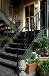 uma escadaria com flores na lateral de uma casa em Foley House Inn em Savannah mais 118 fotografias
