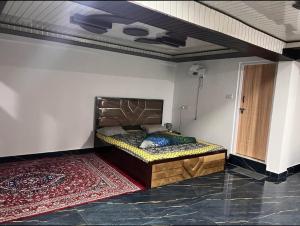 a bedroom with a bed in a room with a rug at Paradise Banihal Hotel in Banihāl