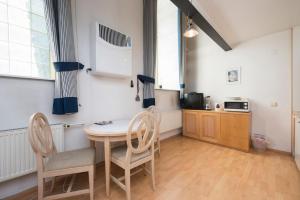 Kuchyň nebo kuchyňský kout v ubytování Cozy loft near Old Town